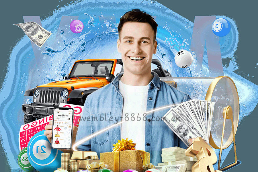 训练场边线的俯拍画面，草皮修剪纹理与白色边线清晰可见